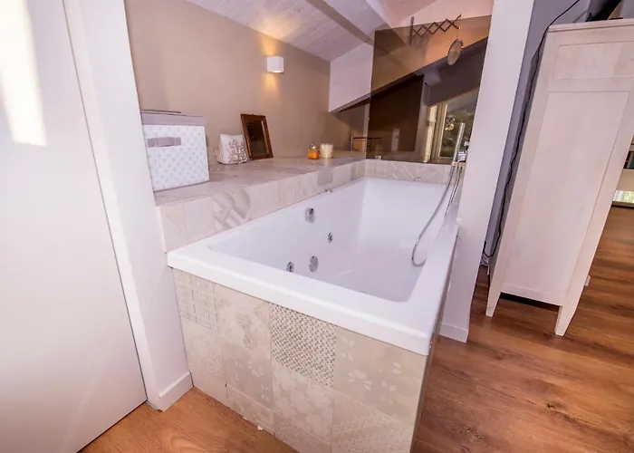 Aura 6, Emma Villa *