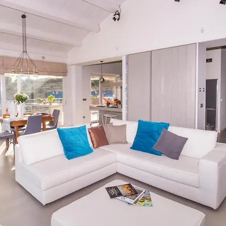 Aura 6, Emma Villa Giardini-Naxos