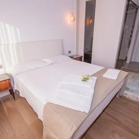 Aura 6, Emma Villa Giardini-Naxos