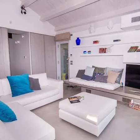 Aura 6, Emma 贾迪尼-纳克索斯