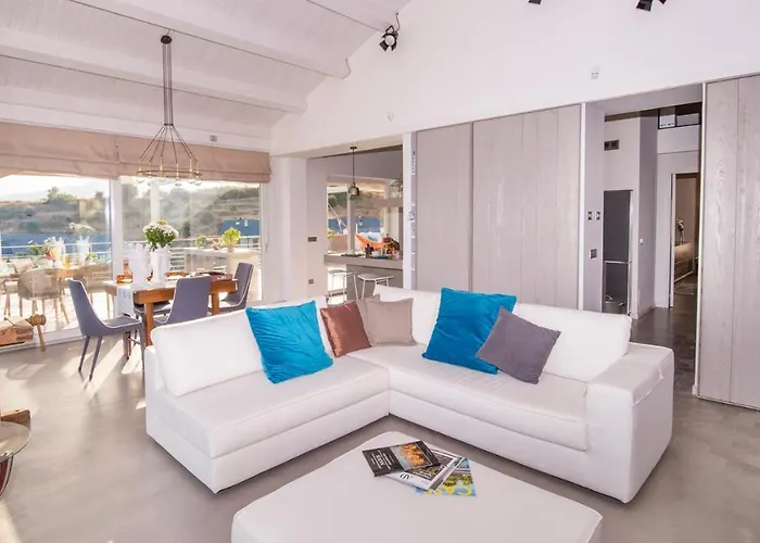 Aura 6, Emma Villa Giardini-Naxos