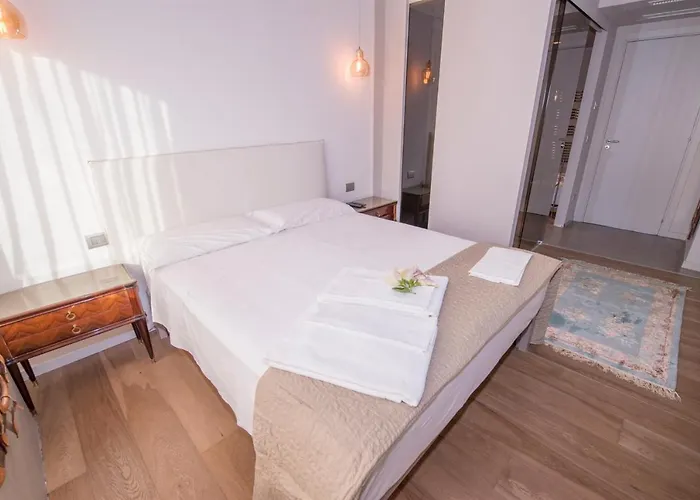 Aura 6, Emma Villa Giardini-Naxos